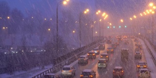 城市道路上的汽车在大雪中移动