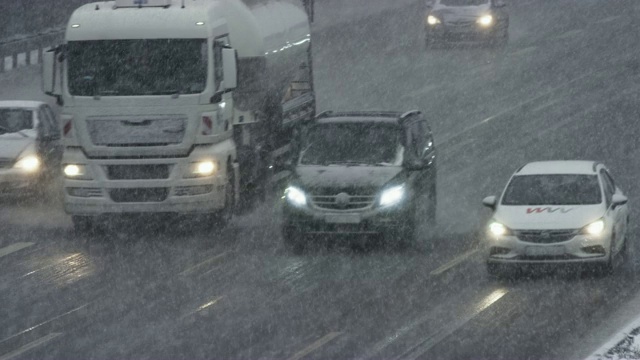 暴风雪中高速公路上的交通