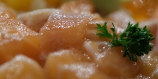 三文鱼顿饭或生三文鱼片配三文鱼籽米饭。日本的食物。