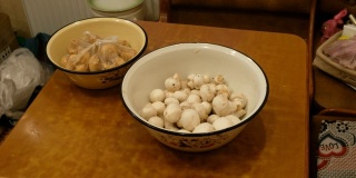 烹饪炒蘑菇