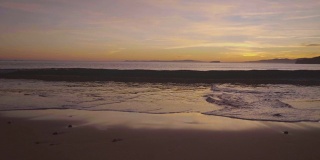 在多尼戈尔海岸线，爱尔兰海浪粉碎沙滩的慢动作视图