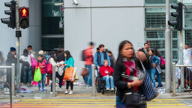 4K TIME LAPSE (4096x2160):香港人走在人行道上。(苹果PRORES 422(总部))。4K运输，香港-视频