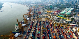 工业港口与集装箱船的鸟瞰图超延时或延时