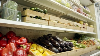 超市货架上的各种蔬菜和水果视频素材模板下载