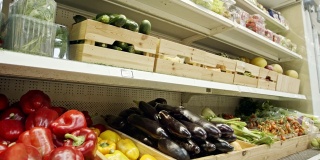 超市货架上的各种蔬菜和水果