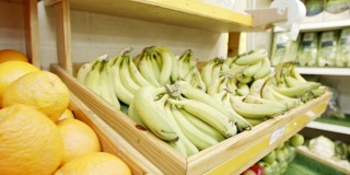 超市货架上的各种蔬菜和水果