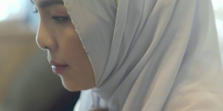 穿着民族服装的穆斯林妇女正在调整她的头巾