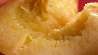 熟透多汁的桃子切成两半。大特写镜头视频素材模板下载