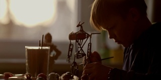 小男孩在做机器人骨架。