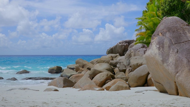位于印度洋塞舌尔群岛的安斯乔吉特-普拉林岛热带海滩上的花岗岩岩层