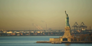 自由女神像在纽约港的时间流逝与货运卡车在纽约港和新泽西