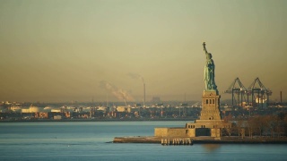 自由女神像在纽约港的时间流逝与货运卡车在纽约港和新泽西视频素材模板下载