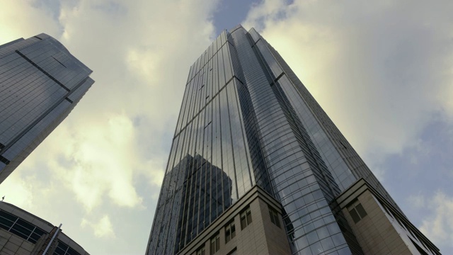 现代摩天大楼映照着美丽的蓝天