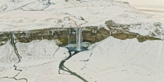 冬季Seljalandsfoss瀑布的航拍视频