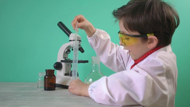 小男孩用液体做化学实验
