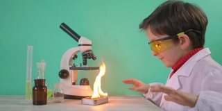 小男孩正在用火做化学实验