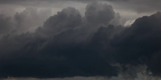 黑暗的积云cloudscape