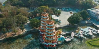 台湾高雄莲花池的龙虎塔