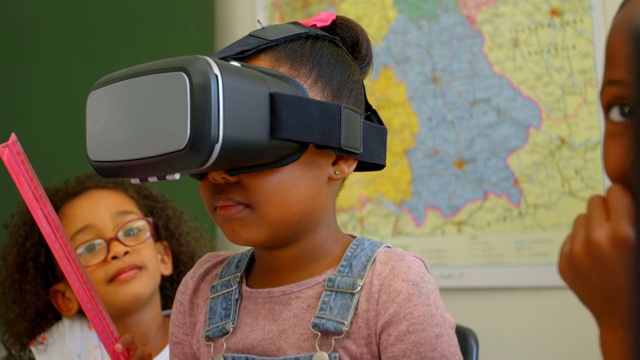 非裔美国女学生使用虚拟现实耳机在教室在学校4k