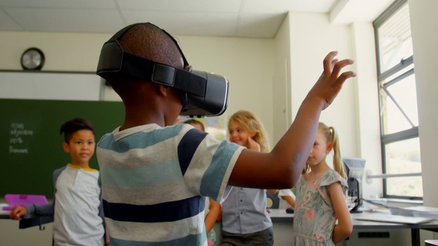 学生使用虚拟现实耳机在教室在学校4k