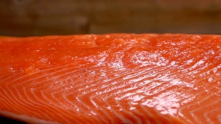 盐撒在生鲑鱼片上的特写视频素材模板下载