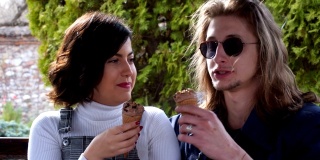 情侣吃冰淇淋