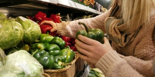 女人在超市买胡椒