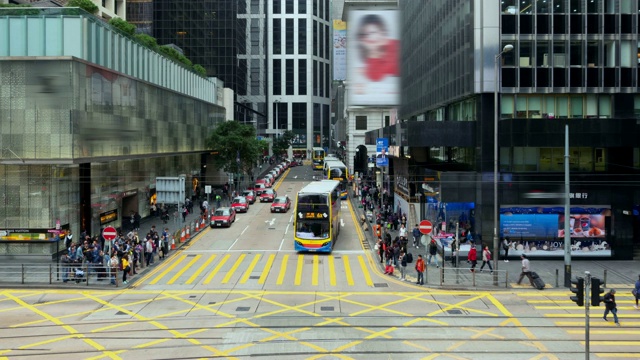 4K延时拍摄的街道上的人们。位于市中心的香港是亚洲地区的主要金融中心。交通，SEA:购物，香港-视频。平移风格。