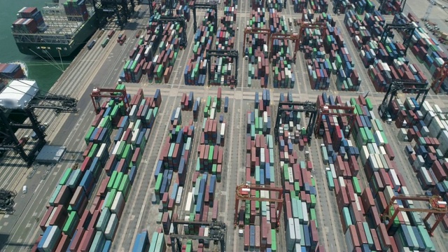货柜船在香港货柜码头装卸货物