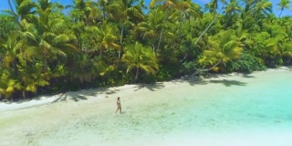 加速:穿着比基尼的女游客走进浅浅的碧绿海水中。