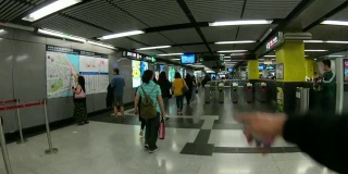 在香港地铁中行走或移动