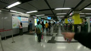 在香港地铁中行走或移动视频素材模板下载