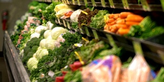 超市货架上的有机蔬菜，4k慢镜头60fps