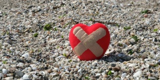 沙滩上的心脏创可贴