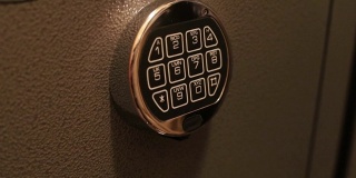 手输入组合数字键盘上的金属安全门锁