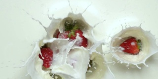 慢镜头:草莓堆倒在牛奶里。