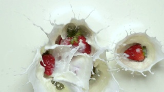 慢镜头:草莓堆倒在牛奶里。视频素材模板下载