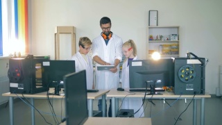 研究人员正在向孩子们展示他的平板电脑上的一些东西视频素材模板下载