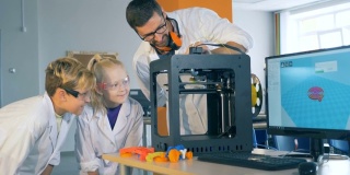 实验正在进行，并通过3D打印机向青少年展示