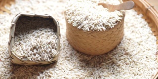 2 .在CU Dolly右拍摄棕叶篮子里的糙米，并将其倒在大米的背景上。