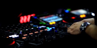 音乐家手混合在DJ舞台上的歌曲在夜总会迪斯科派对