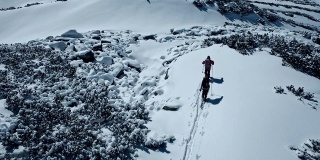 一对夫妇在山间小径上。冬季滑雪旅游。鸟瞰图