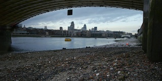 从黑衣修士桥下看到的伦敦城市天际线