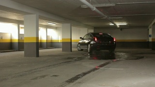 停车场位于多层停车场内视频素材模板下载