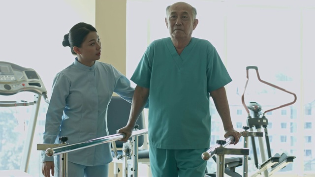 一位中国护士正在帮助一位老人恢复