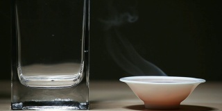 黑热的中国茶杯，木桌，黑色的背景，没有人高清的画面