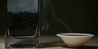 黑热的中国茶杯，木桌，黑色的背景，没有人高清的画面