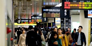 4K时光流逝:一群匿名人群在上下班高峰期乘坐香港地铁站上班
