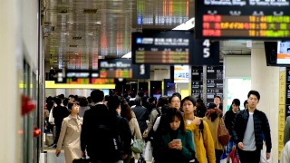 4K时光流逝:一群匿名人群在上下班高峰期乘坐香港地铁站上班视频素材模板下载