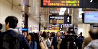 4K慢镜头:模糊的匿名游客在高峰时段乘坐香港地铁站回家